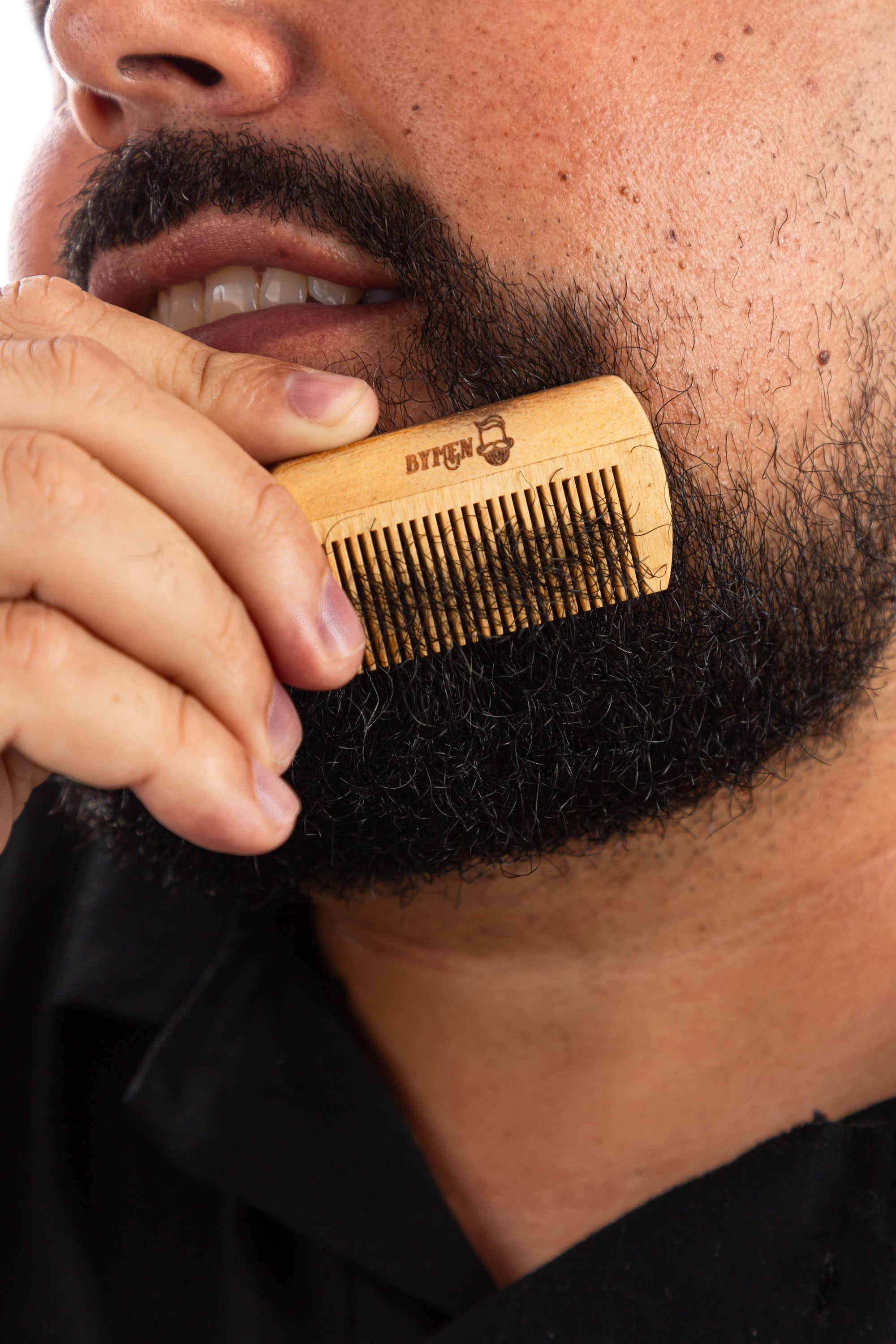 Pente de Madeira Pequeno para Barba Portátil - Anti-Frizz e Estilização
